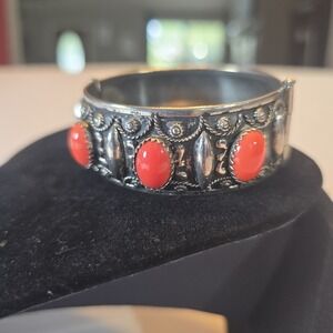 Vintage 1930s-40s Silver Plated Coral Cabochon Japanned Hinged Bangle Bracelet